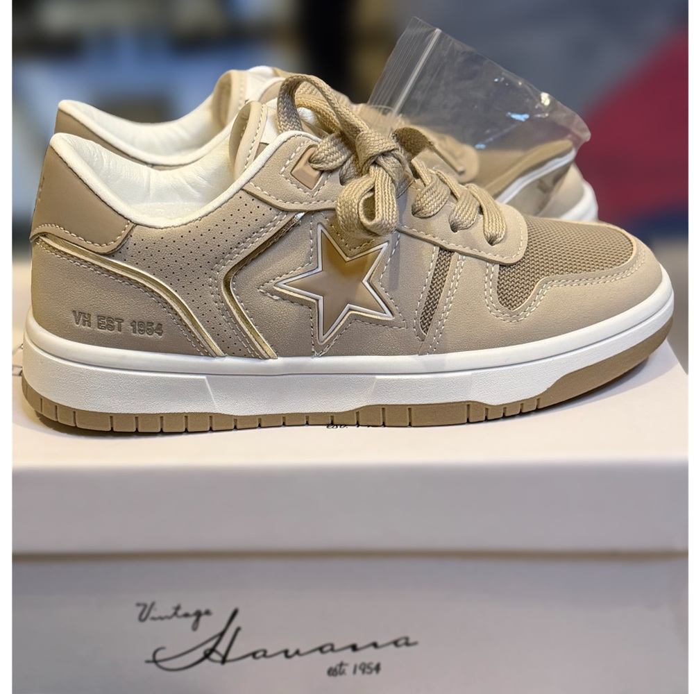 New never worn Vintage Havana Fresh Sneaker Beige Women’s Size 6.5 Star Low Top